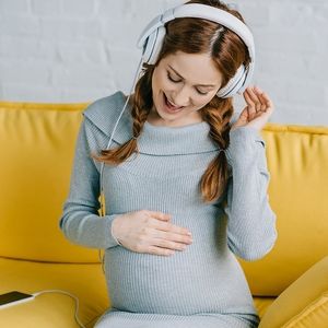 Les podcasts séduisent médias et entreprises. En janvier 2018, le jeune marque Joli Bump a lancé « Nouveau chapitre », une émission sur la maternité.