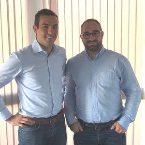 Le médecin Nicolas Pages (à gauche) et Paul Tiba (à droite), cofondateurs de la start-up Satelia.