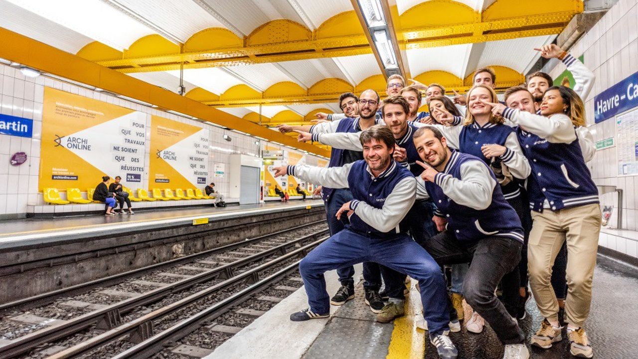 L'équipe d'Archionline devant sa première campagne de communication dans le métro parisien.