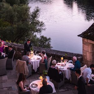 Au Château de la Treyne, hôtel de luxe dans le Lot, tous les clients ne pourront pas profiter de la vue sur la Dordogne depuis la terrasse du restaurant cet été.