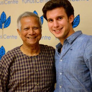 Ludovic Gromard (à droite) a rencontré à Dhaka le prix Nobel de la paix, Muhammad Yunus en 2014.