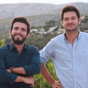 Marin Belorgey et Victor Roux ont fondé à Marseille en septembre 2020 la société Le Petit baroudeur, qui vend du vin bio dans une bouteille éco-friendly.