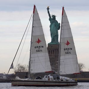 Le voilier-cargo Grain de Sail sur l'Hudson à New York.