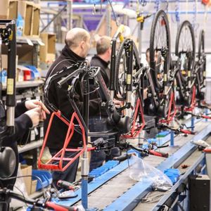 L'assemblage d'une partie des vélos Solex a lieu à Saint-Lô (Manche), dans un atelier de 4.100 m².