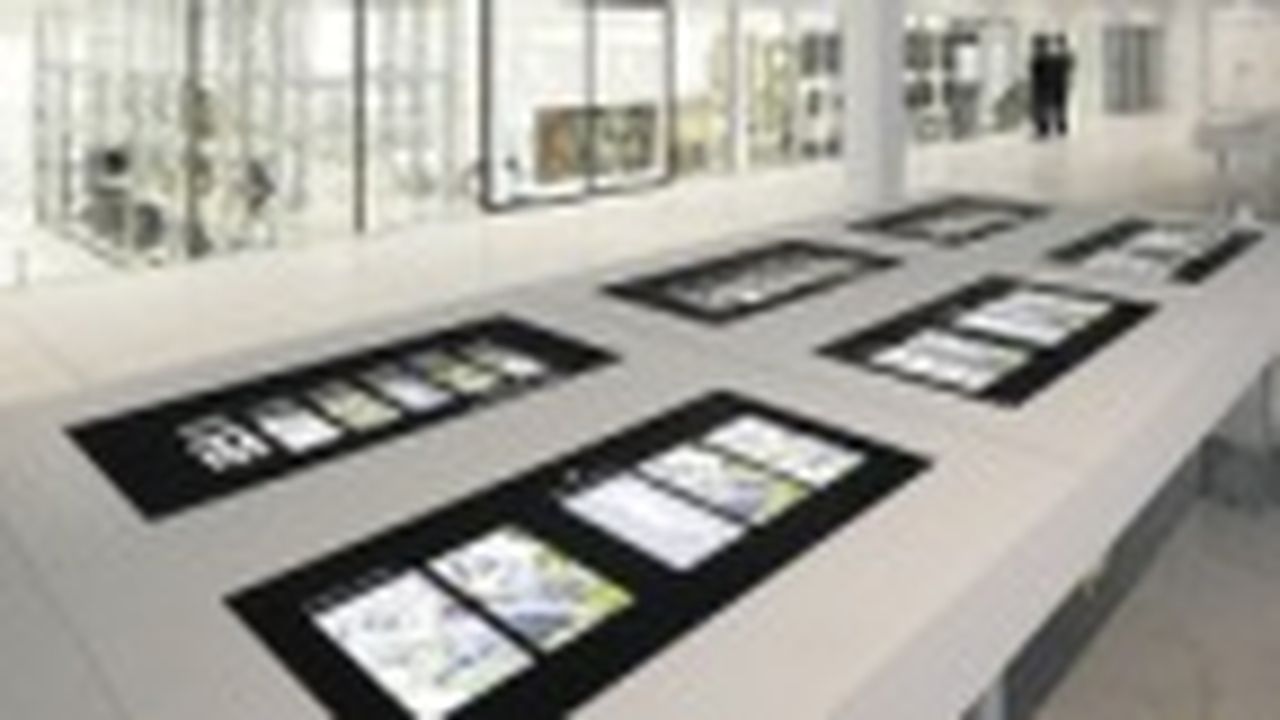 Un mobilier créé spécialement pour le musée Louvre-Lens avec des dispositifs interactifs : 24 tables tactiles géantes permettant de manipuler les oeuvres à plusieurs, de voir ce qui se cache sous la peinture ou au dos du tableau.