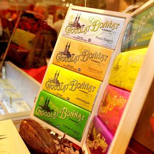 Pour garantir la qualité de ses fèves de cacao, la chocolaterie Bonnat, créée en 1884 à Voiron (Isère), entretient des relations étroites avec des producteurs indépendants.