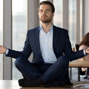La méditation améliore la concentration et la gestion du stress.