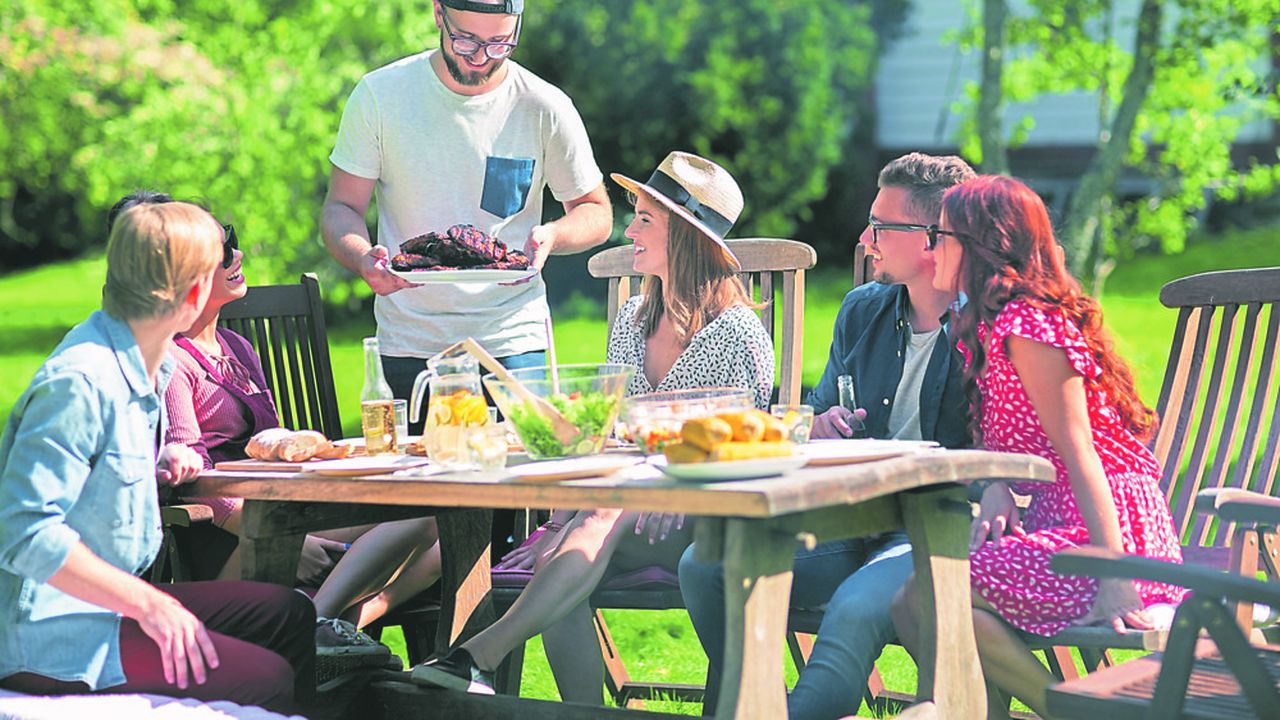 Loisirs, vacances, partage… Un dîner entre amis lors d'une garden-party.