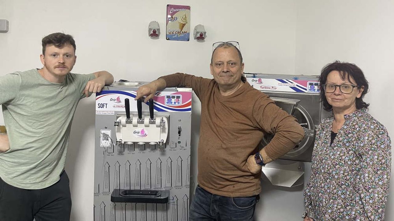 Alexandre Gris (à gauche), le fils de Fabien et Chantal Gris, le couple d'entrepreneurs à l'origine de l'entreprise Gris qui fabrique en Auvergne des machines à glaces italiennes.