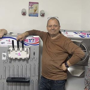 Alexandre Gris (à gauche), le fils de Fabien et Chantal Gris, le couple d'entrepreneurs à l'origine de l'entreprise Gris qui fabrique en Auvergne des machines à glaces italiennes.