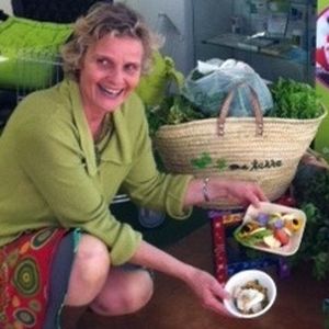 Sandrine Catoire s'est engagée depuis 2004 à alimenter chaque semaine particuliers et collectivités en fruits et légumes bio. Les produits sont cultivés dans un rayon de 150 kilomètres.