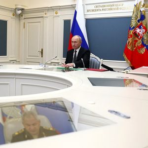 C'est via un lien vidéo que Vladimir Poutine supervise cette fois les exercices militaires du 25 octobre 2023.