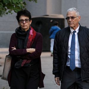 Joseph Bankman et Barbara Fried, les parents de Sam Bankman-Fried, à leur arrivée au tribunal à New York, le 26 octobre.
