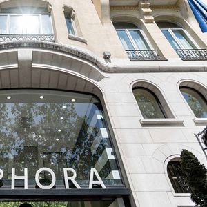 Le magasin Sephora de l'avenue des Champs Elysées qui rouvrira ses portes ce vendredi 27 octobre ; un vaisseau amiral situé du côté des numéros pairs, le plus cher de la célèbre l'avenue.