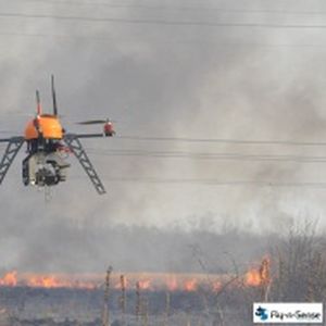 Des pompiers ont engagé deux drones dans la lutte contre un feu dans la région deMimizan. Une première en France.