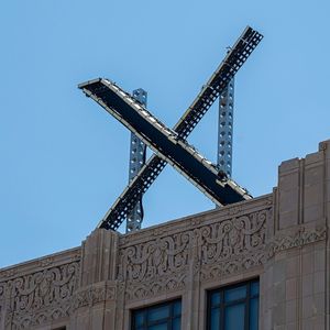 Le nouveau logo de X, anciennement Twitter, sur le toit du siège californien de la société.