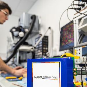 Le NAWA Cube, batterie innovante basée sur des nanotubes de carbone verticalement alignés, dans le laboratoire de NAWA Technologies à Rousset.