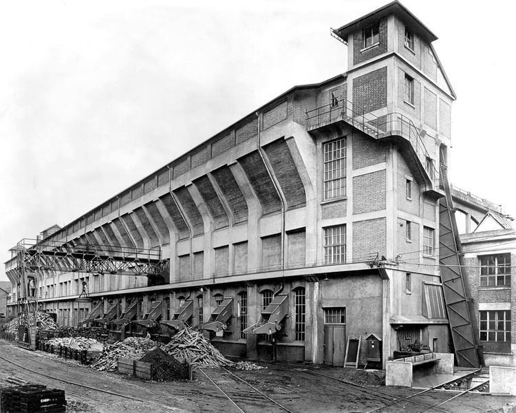 Photo prise de la fonderie vers 1925. Cette partie de la fonderie contenait les matériaux de fabrication de la fonte et de moulage.