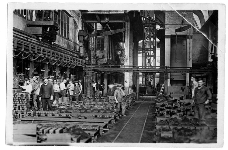 Photo prise en 1927 montrant des ouvriers travaillant à la fonderie Marozeau.