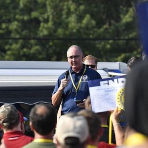 Le président de l'UAW, Shawn Fain, fin août lors d'un rassemblement avec des salariés du secteur dans le Kentucky.