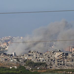 Gaza vue depuis la frontière israélienne, lundi 30 octobre. Tsahal a poursuivi ses opérations terrestres par une brève incursion dans un quartier à la lisière de Gaza-ville.