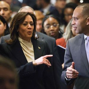 La vice-présidente des Etats-Unis Kamala Harris discute avec le leader démocrate de la Chambre des représentants Hakeem Jeffries, un élu de l'Etat de New York.