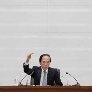 Kazuo Ueda, le gouverneur de la Banque du Japon depuis 2023, tente de sortir l'économie japonaise du marasme économique et de limiter la hausse du dollar par rapport au yen (USD/JPY).