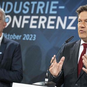 Le ministre allemand de l'Economie, Robert Habeck, et le vice-président d'IG Metall, Jürgen Kerner (à gauche) défendent l'introduction d'une subvention sur l'électricité dans l'industrie.