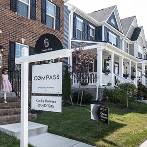 Des acheteurs potentiels visitent une maison à vendre à Clarksburg, dans le Maryland, en septembre 2023.
