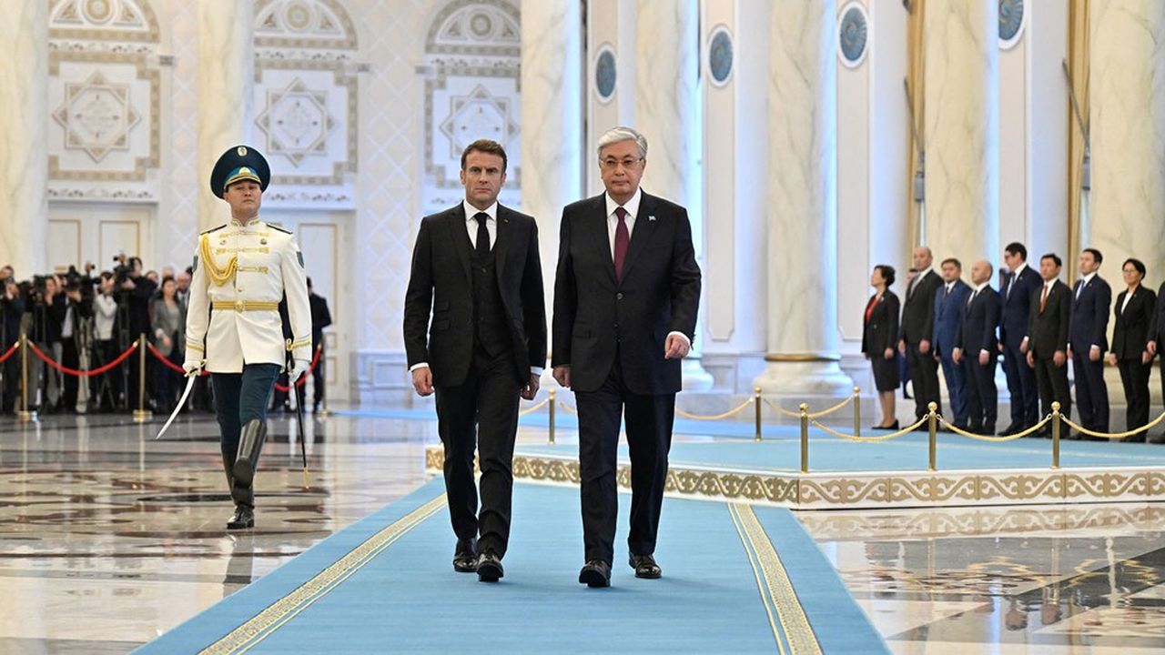 Emmanuel Macron et son homologue kazakh, Kassym-Jomart Tokaïev, à Astana le 1ernovembre.