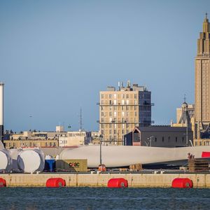Un chantier de fabrication d'éoliennes marines au Havre.
