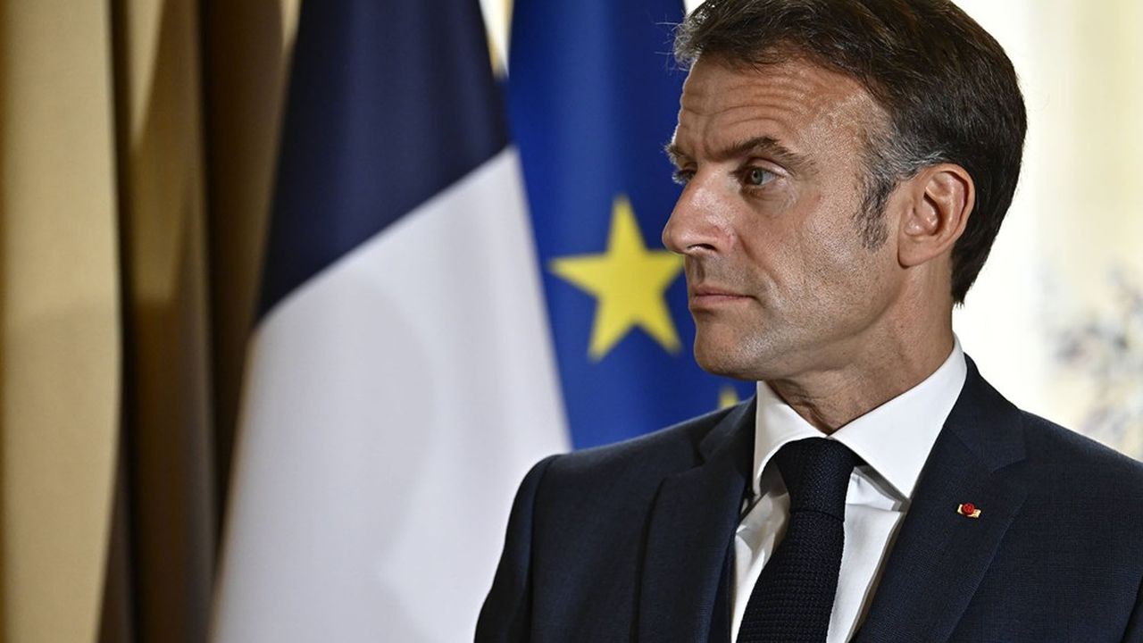 La cote de confiance d'Emmanuel Macron ne profite pas de son intense activité diplomatique.