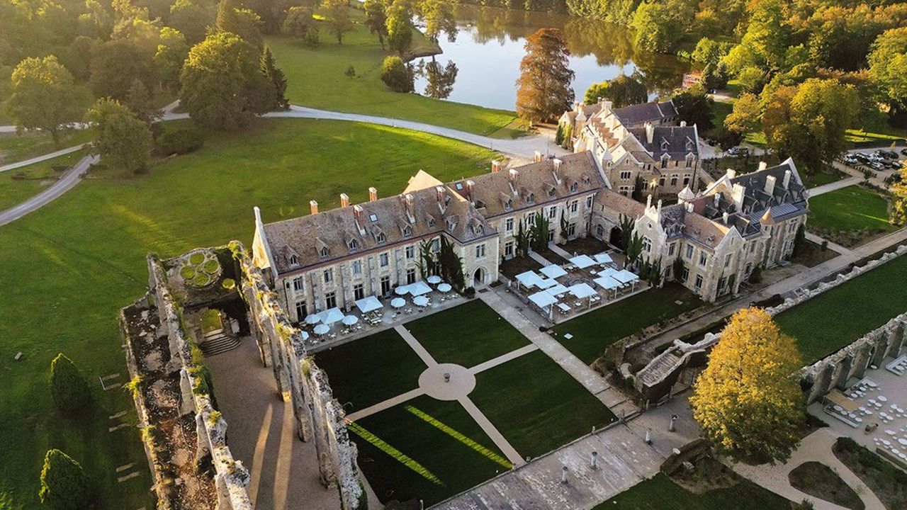 Le complexe hôtelier de l'abbaye des Vaux-de-Cernay s'inscrit dans un vaste domaine