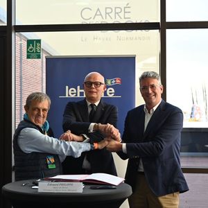 Gilles Lurton, maire de Saint-Malo, Edouard Philippe, maire du Havre, et Yannick Moreau, maire des Sables d'Olonne, créent l'Association des villes départ des courses au large.