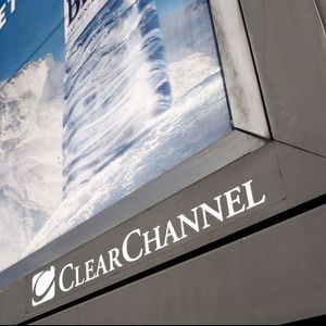 En France, Clear Channel France possède 21 % de parts de marché alors que JC Decaux s'arroge près de la moitié du secteur, d'après Magna (IPG Mediabrands).