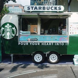 Coffee shop mobile installé à Hangzhou. Starbucks multiplie l'ouverture de petits points de vente aux pieds des bureaux.