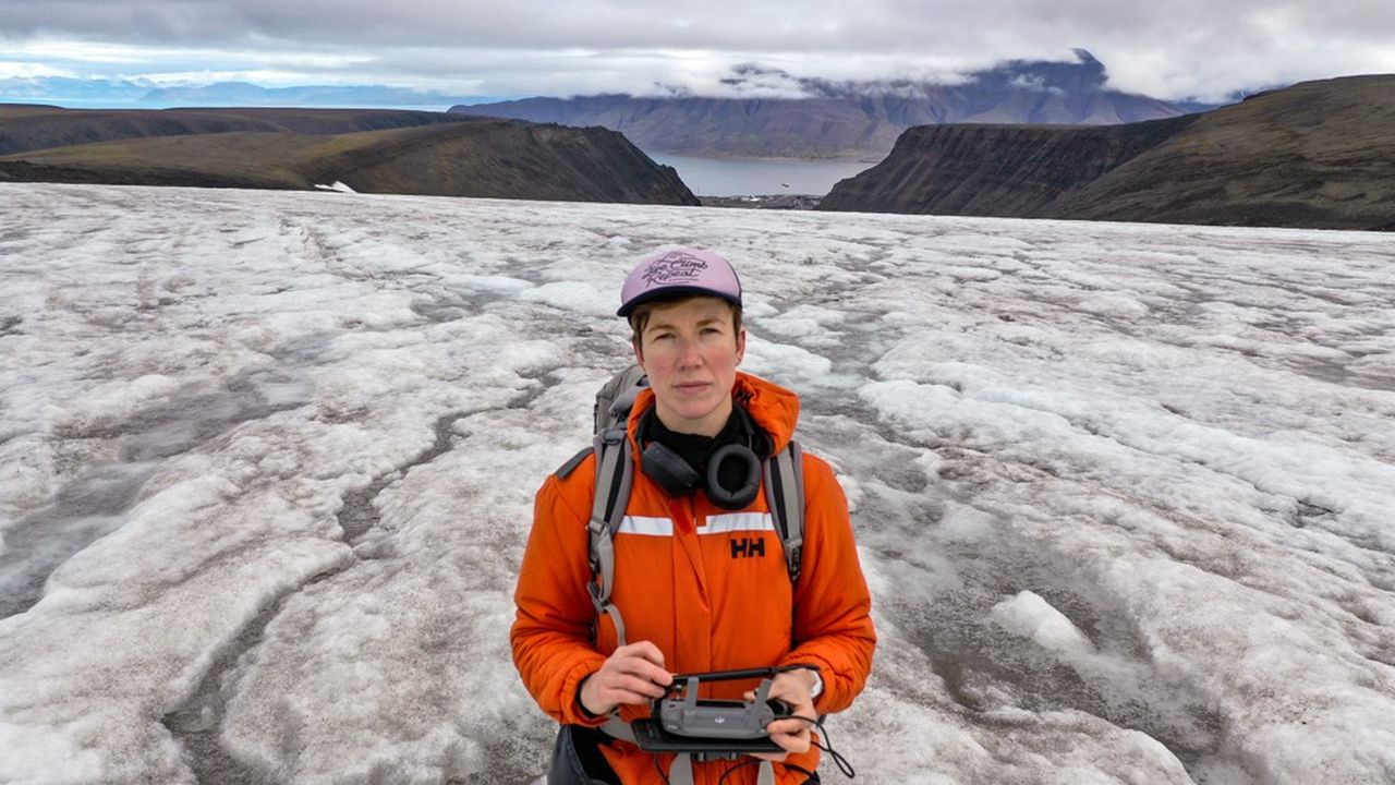 Heïdi Sevestre, glaciologue française, sur le glacier Larsbreen, dans l'archipel de Svalbard, au nord de la Norvège.