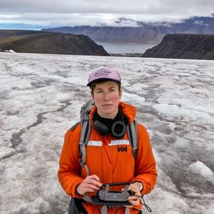 Heïdi Sevestre, glaciologue française, sur le glacier Larsbreen, dans l'archipel de Svalbard, au nord de la Norvège.