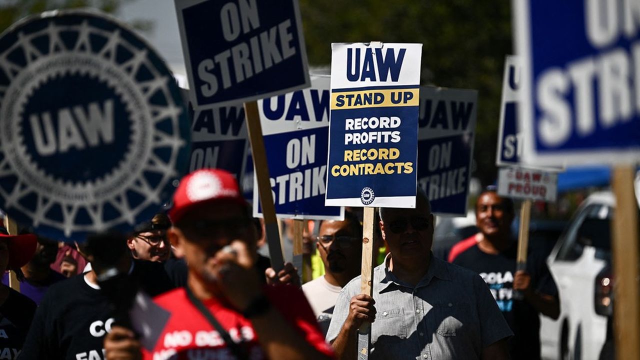 A l'issue d'une grève de six semaines, les United Automobile Workers (UAW) ont négocié des hausses salariales d'environ 25 % sur quatre ans avec les trois plus grands constructeurs.
