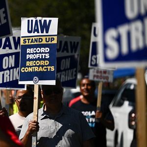 A l'issue d'une grève de six semaines, les United Automobile Workers (UAW) ont négocié des hausses salariales d'environ 25 % sur quatre ans avec les trois plus grands constructeurs.