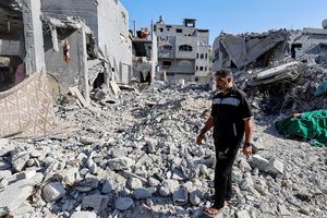 Mohammed Hamdan arpente les ruines de sa maison à Khan Younès, au sud de Gaza. Il a perdu 35 membres de sa famille sur trois générations après des attaques aériennes israéliennes le 7 novembre 2023.