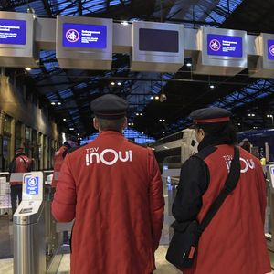 Des agents SNCF à la gare de Lyon, à Paris. Après des années de baisse, les effectifs du groupe vont croître en 2023, puis en 2024.