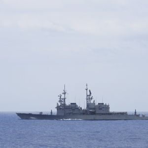 Le porte-avions Shandong a navigué « du sud vers le nord, suivant le côté ouest de la ligne médiane du détroit », selon le ministère de la Défense de Taipei.