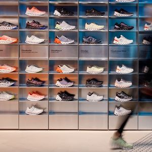 L'équipementier On ouvre le 17 novembre une boutique de 250 mètres carrés à Paris, dans laquelle il vend vêtements, chaussures et accessoires de sport.