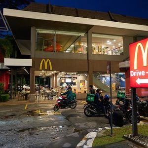 A Kuala Lumpur, en Malaisie, les restaurants McDonald's commencent à souffrir des appels au boycott lancé par des mouvements pro-palestiniens. Le groupe américain est jugé trop solidaire avec Israël.