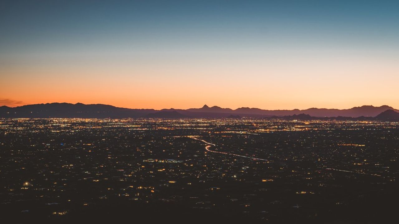 vue sur Tucson à la tombée de la nuit, avec les monts Santa Catalina en arrière plan
