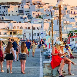 Les recherches pour Paros, en Grèce, destination de substitution à Santorin, ont augmenté de près de 200 % en un an.