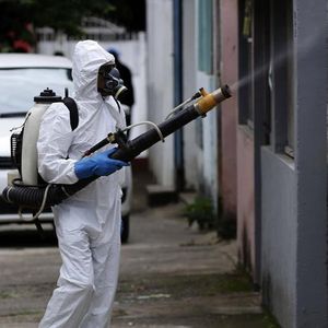 Au Brésil, un homme vaporise de l'insecticide pour lutter contre la prolifération de certains moustiques, qui transmettent la dengue, le virus du Zika ou le chikungunya.