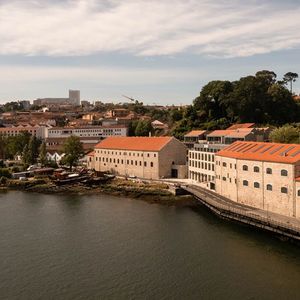 Derrière les façades industrielles austères, une escale joyeuse au bord du Douro.