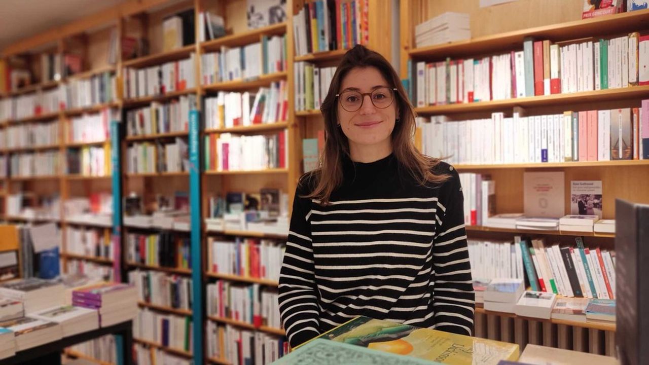 Solène Quéré, 30 ans, s'est reconvertie en tant que libraire grâce à une formation de cinq semaines à l'Ecole de la librairie, un institut reconnu par la profession, à Paris à l'automne 2022.